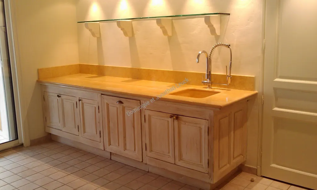 Plan de cuisine en marbre et évier massif.