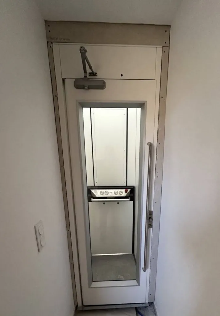 Porte sur mesure pour cet élévateur vertical NAMILIFT installé sur 2 niveaux près d'Aix en Provence