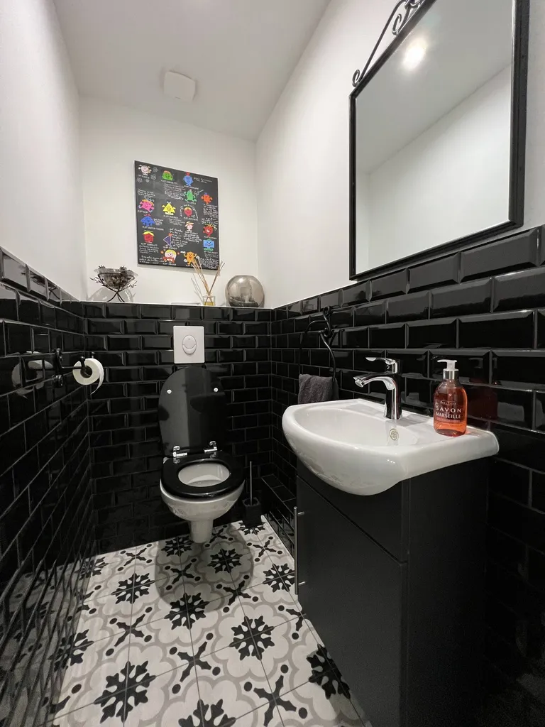 Pose de carrelage dans le WC rénovation d'intérieure 