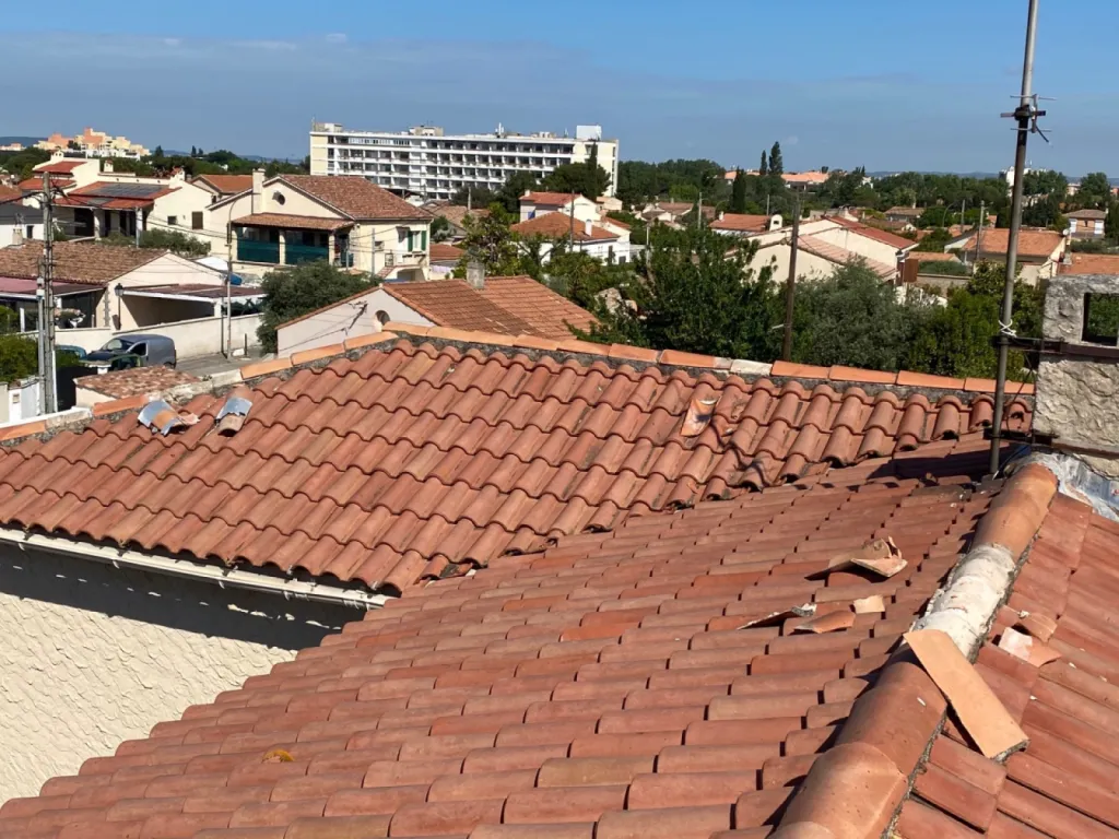 Réparation d’une toiture avec changement du tour de cheminée sur Marignane près de Martigues.