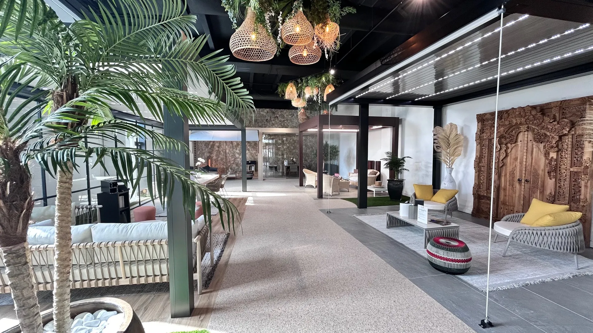 Venez choisir votre pergola dans notre showroom de Mougins exclusivement dédié à la Pergola sur mesure