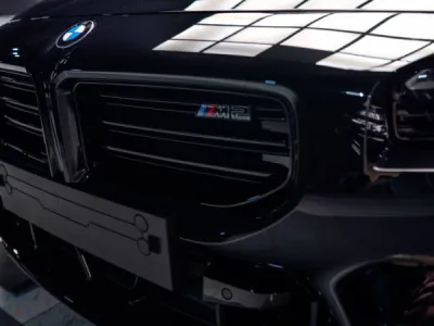 Chaque courbe de cette BMW M2 a été protégée par un film de protection PPF XPEL, appliqué avec précision par nos soins à Vannes.