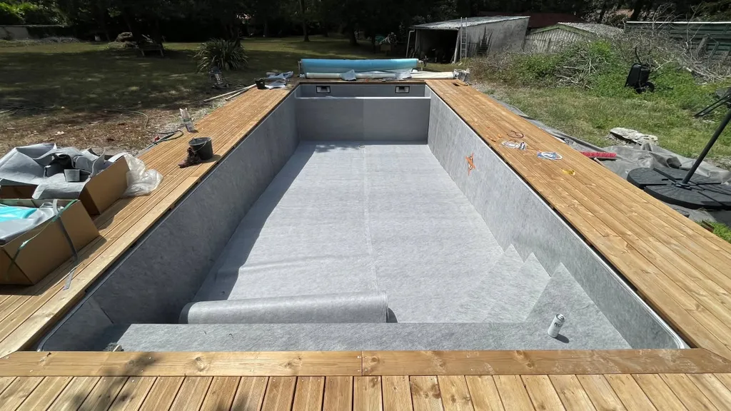 Artisan sérieux pour le remplacement d'un liner par une membrane de haute résistance et garantie 10 ans à proximité de Langon (Gironde)