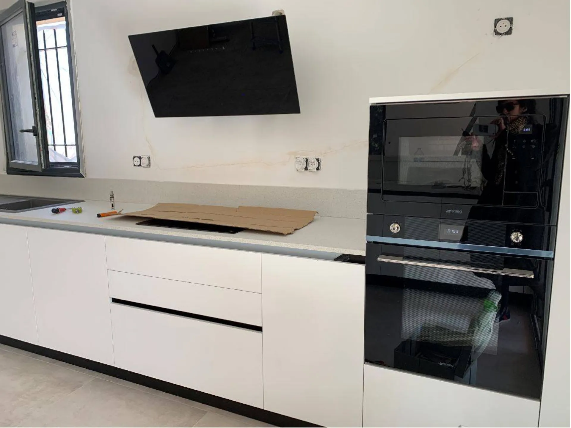 Modèle de cuisine italienne laque blanc mat équipée avec installation sur Cassis 