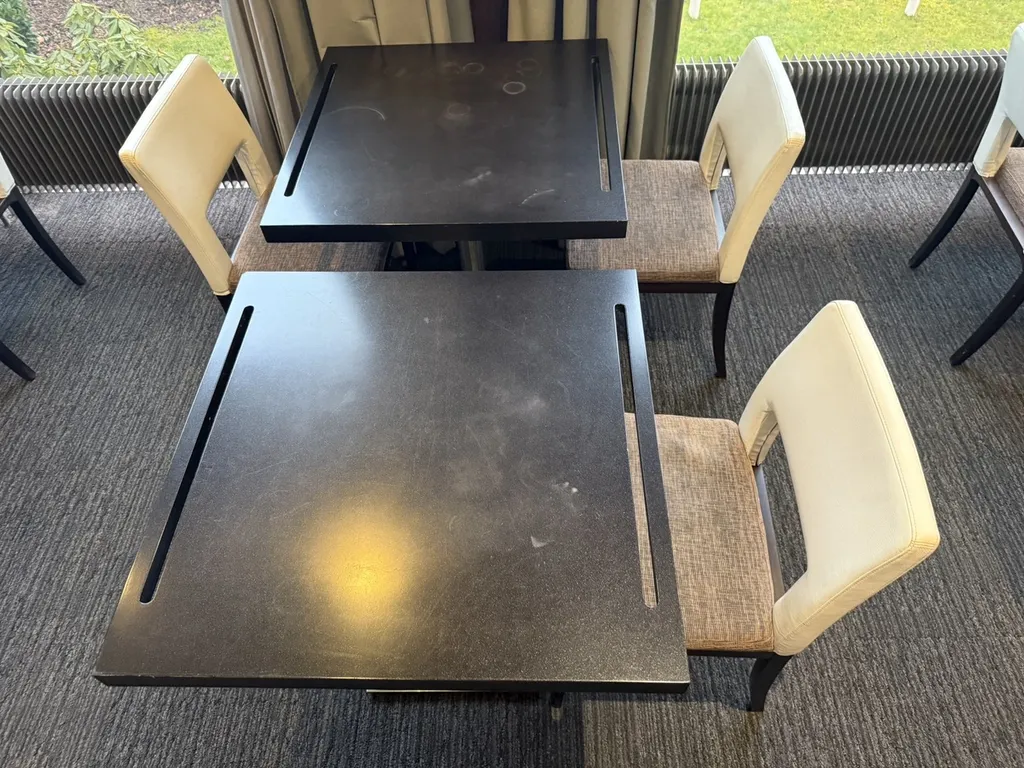 L'état initial des tables avant notre intervention. Plutôt que de jeter, l'hôtel a choisi de rénover : une solution durable et économique