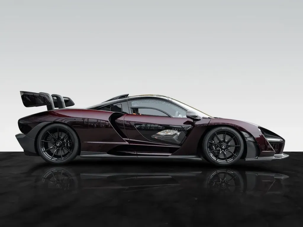 McLaren Senna vue latérale profil carbone – Hypercar exclusive disponible à Bordeaux
