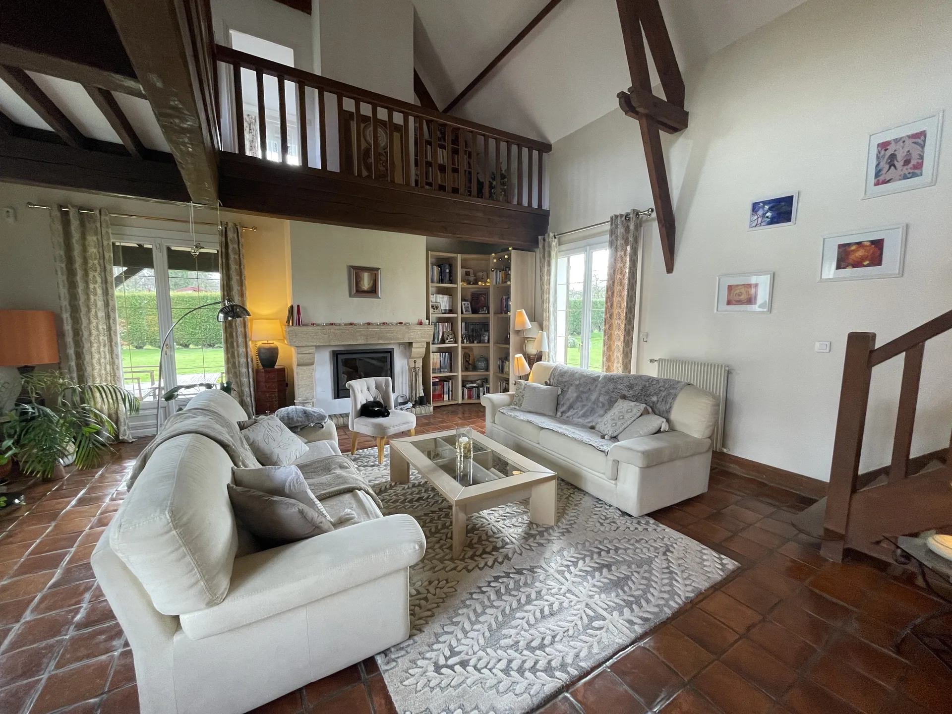 Très belle néo Normande, en Seine-Maritime, proche du Tréport, à l'orée de la forêt d'Eu. Jardin paysagé, fleuri et clos.