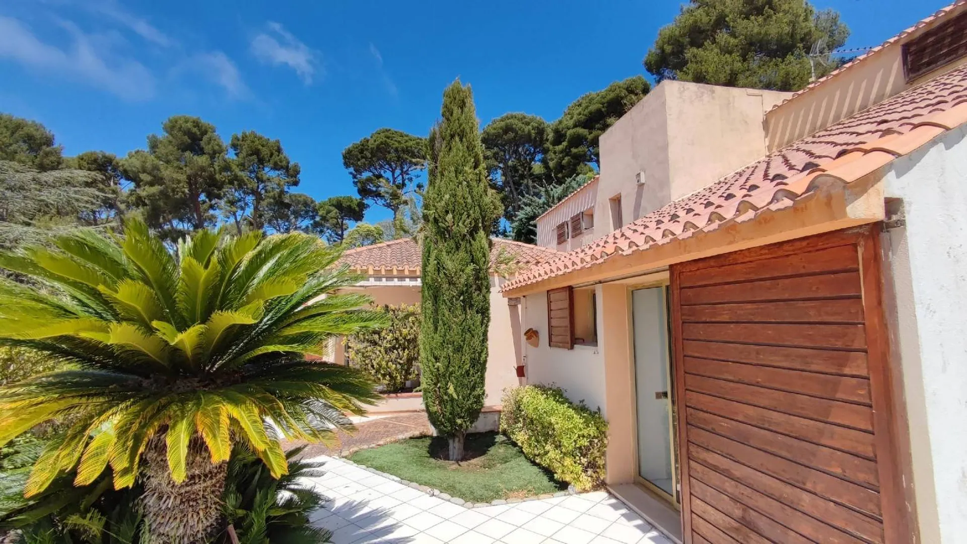 Vente maison Cassis  avec terrasse vue dégagée, garage et dépendances