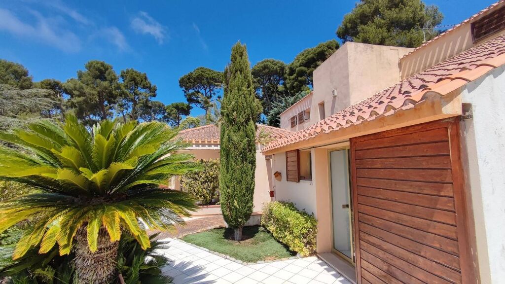 Vente maison Cassis  avec terrasse vue dégagée, garage et dépendances