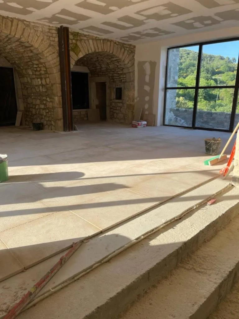 Véritable pierre de Dordogne en dallage, tomette, pavé, margelle de bassin, pierre naturelle beige, grise, ocre, grège