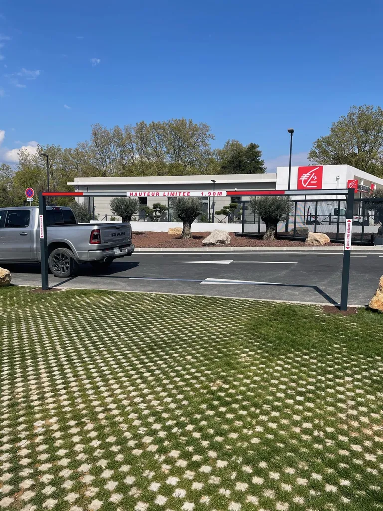 Fermeture et aménagement extérieur pour des locaux commerciaux à Gignac La Nerthe