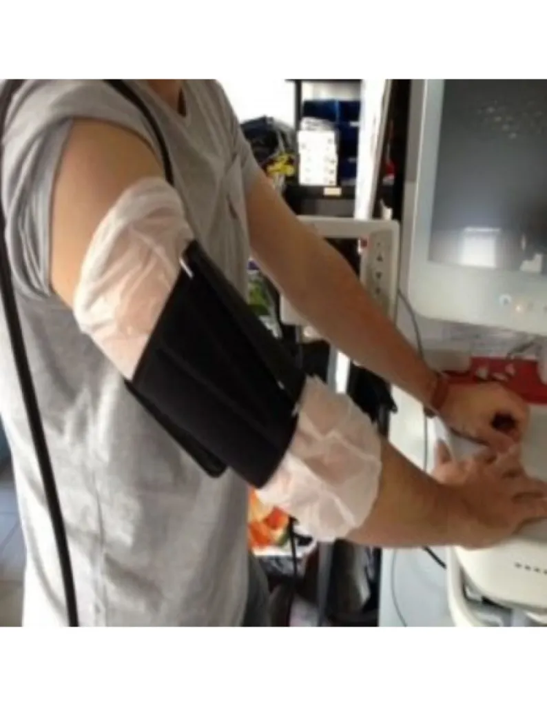 Manchette de protection hygiénique à usage unique pour brassard Holter, assurant une barrière efficace contre les contaminations croisées au Havre