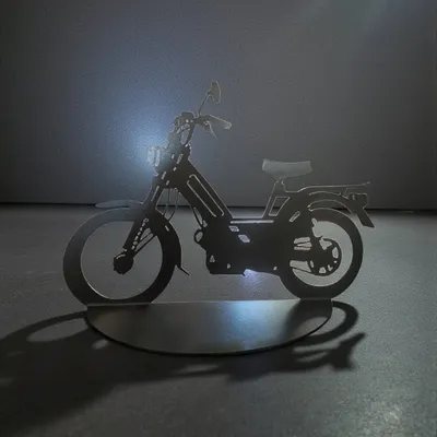 Découpe plasma sur mesure d’une silhouette de moto en acier pour objet décoratif intérieur à Nice sur la Côte d'Azur