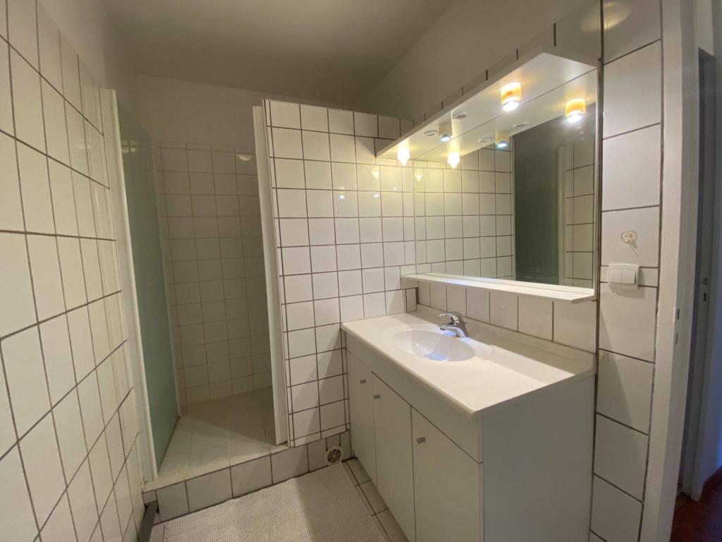 salle de bain spacieuse 