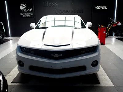 Détail de la correction des micro-rayures sur Camaro blanche