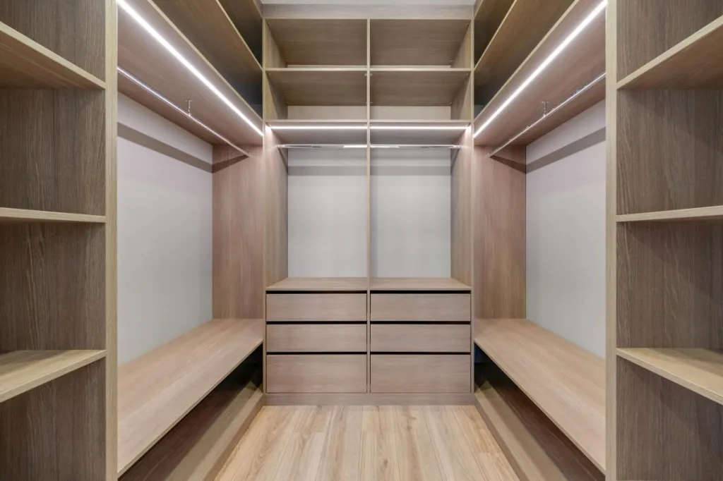 Choisir un professionnel pour installation de dressing en bois contrecollé avec finitions verre et rangements à Tournefeuille