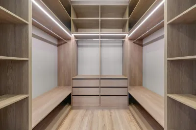 Choisir un professionnel pour installation de dressing en bois contrecollé avec finitions verre et rangements à Tournefeuille