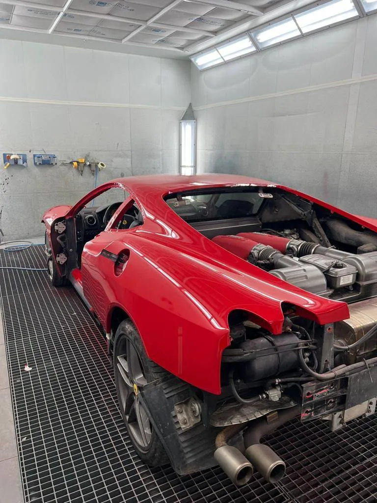 Peinture complète d'une Ferrari proche de Le Havre