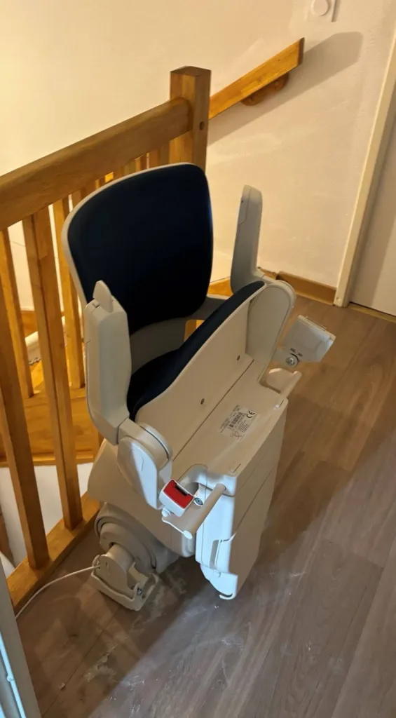 Encombrement minimum pour ce fauteuil monte escalier OTOLIFT Modul'Air Smart dans cet escalier 2/4 tournant en Avignon Encombrement minimum pour ce fauteuil monte escalier OTOLIFT Modul'Air Smart dans cet escalier 2/4 tournant en Avignon