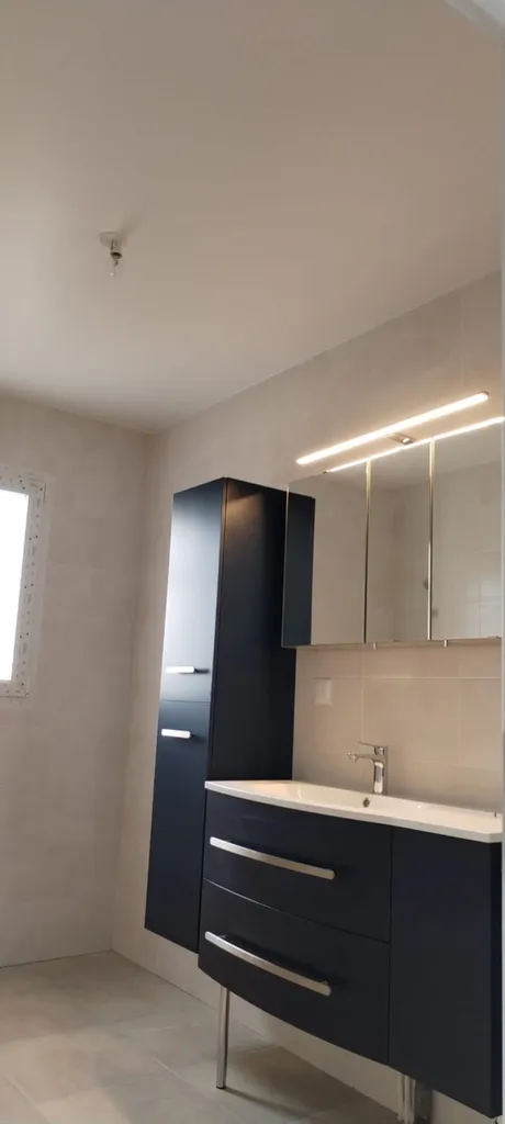 Pavillon neuf de plein pied finition velours au pistolet airless avec ces murs de couleurs près d' ÉVREUX 