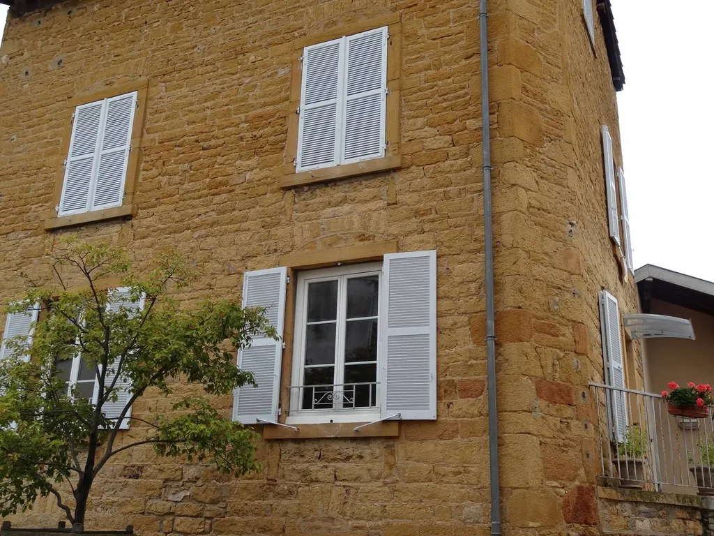Rénovation sur maison en Pierre menuiserie bois peint en blanc à LIERGUES
