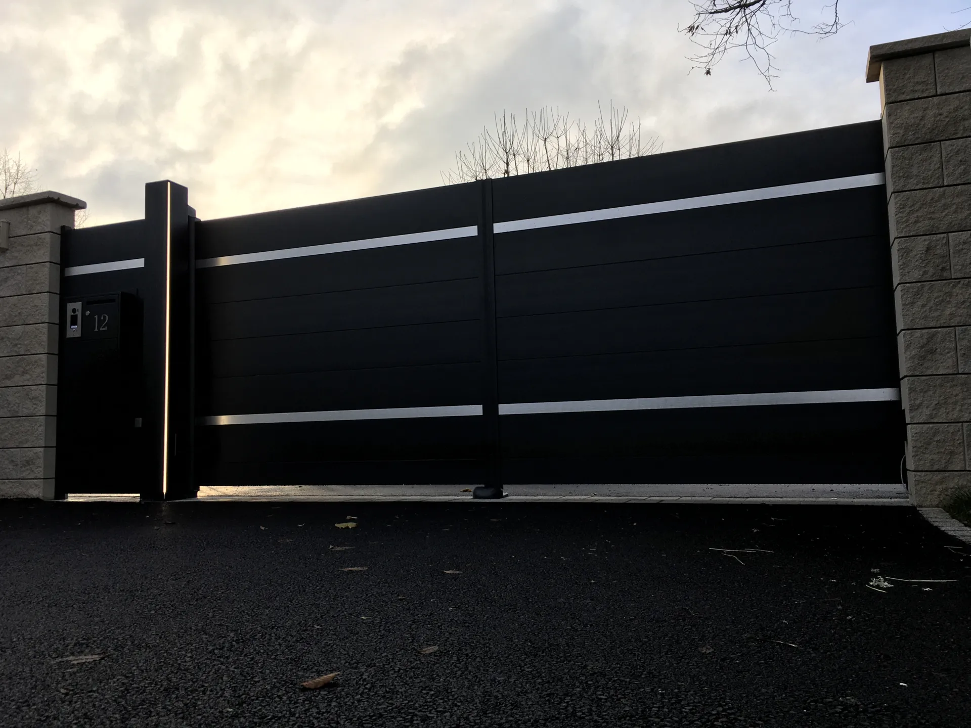 Installation d'un portail de 4m x 1.80m en alu effet inox gris platine avec vidéophone à Urcerey proche de Belfort