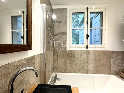 fenetre d'une salle de bains du centre qui permet une ventilation performante