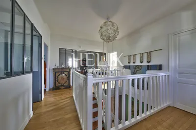 Vente réalisée par notre agence du Vésinet d'une maison 210 M² elle est proche du RER, des commerces et des écoles l'emplacement est idéal , vous profiterez d'un jardin tout en étant proche de Paris