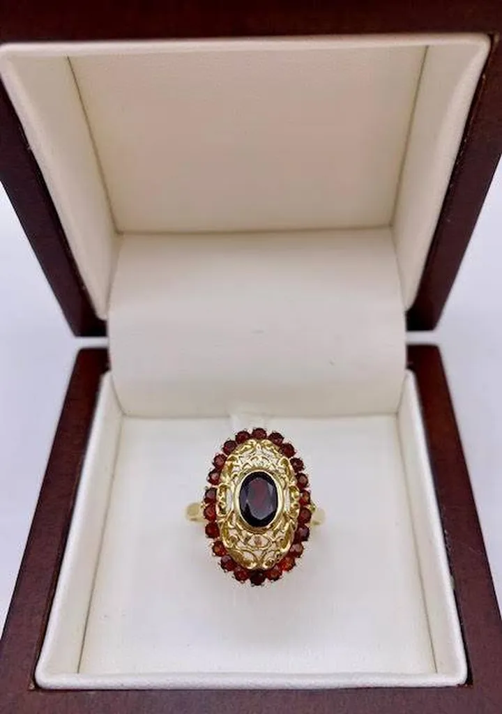 Or Ligne Présente : Une Bague en Or et Grenats, Symbole d'Élégance et de Vitalité