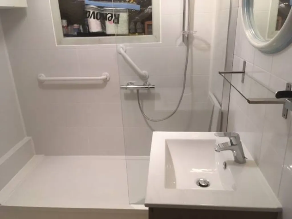 Douche idéale remplacement de baignoire par douche sénior sécurisée à Palaiseau Essonne (91) IdF