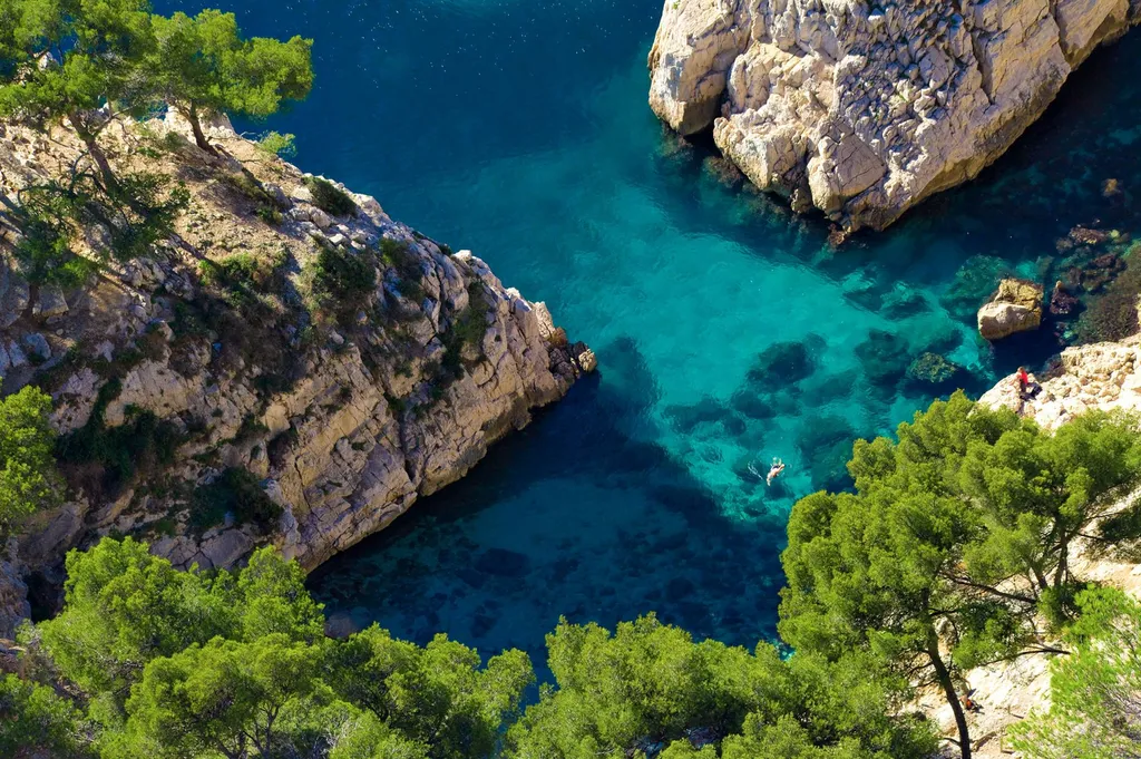 Balade en Bateau de La Ciotat à Bandol avec Escale aux Îles des Embiez : Explorez la Beauté Côtière avec L'Eden Boat