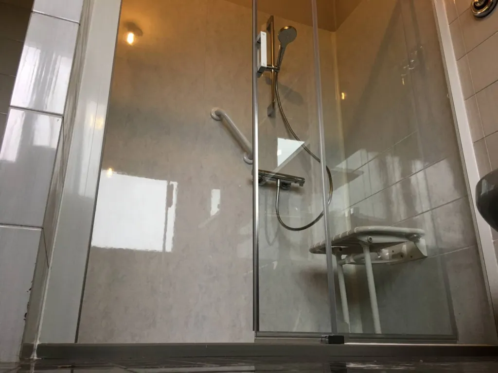 Remplacement baignoire par douche sénior sécurisée