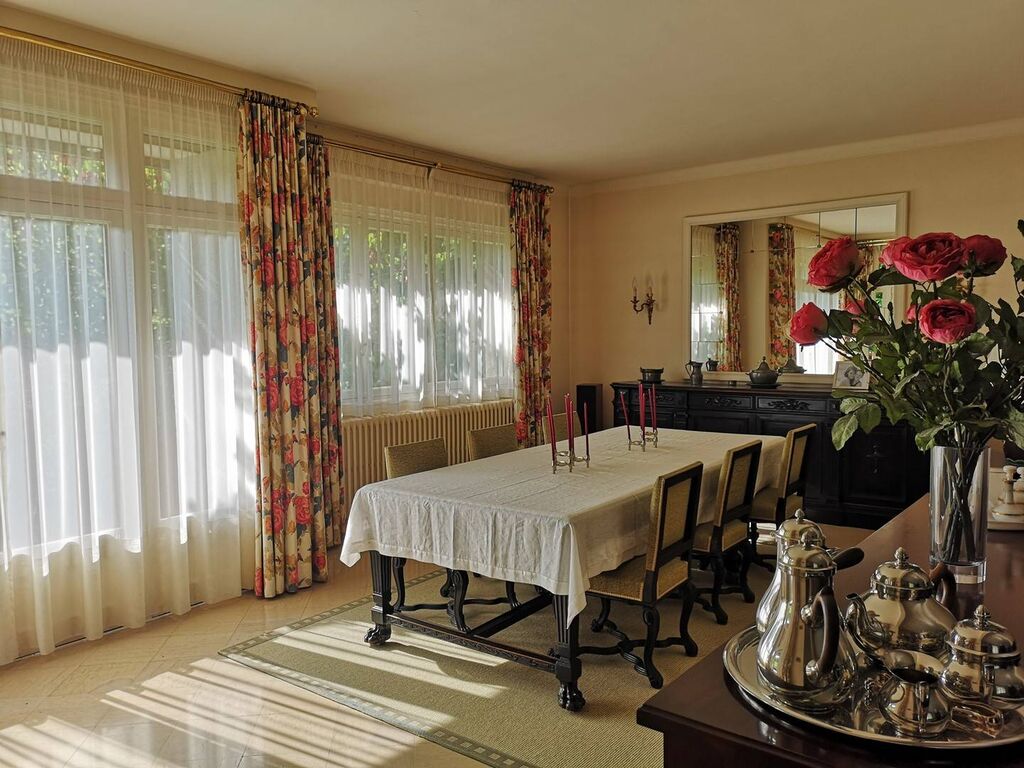 environnement verdoyant, cette grande Maison familiale centre Ville