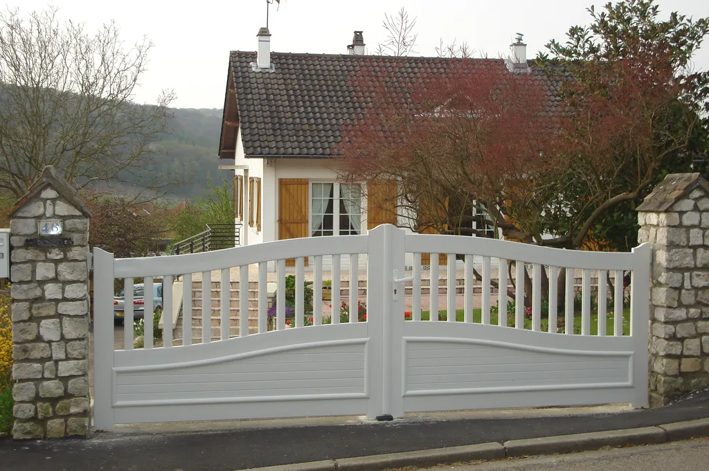 Installation de Portail Motorisé en PVC à 2 Battants pour Particuliers à Grand Quevilly et son Agglomération en Seine-Maritime 76