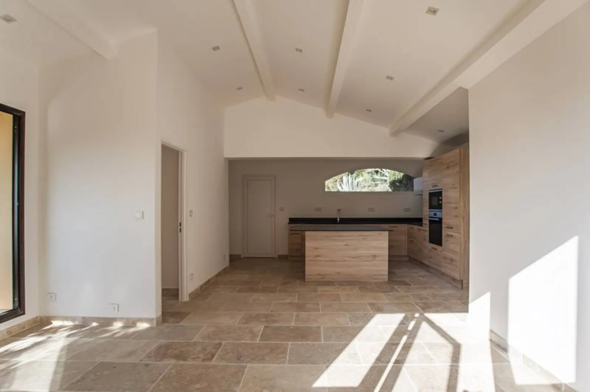 Pose d'un carrelahe en travertin à Bormes-les-mimosas