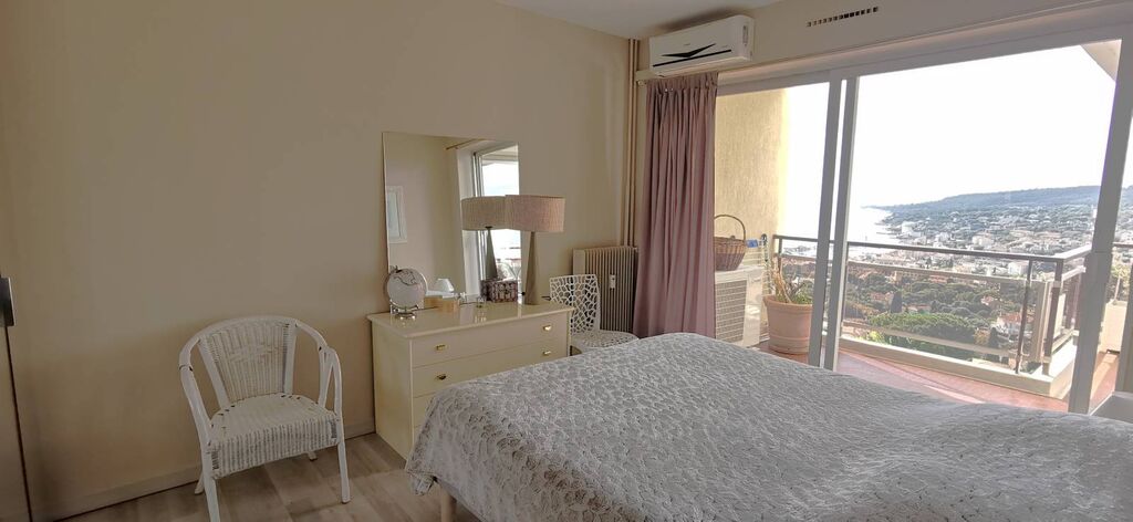 Appartement T2 Cassis  avec ascenseur et terrasse vue mer dans résidence avec piscine