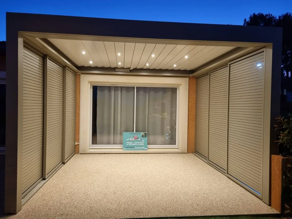 Installation d’une pergola AKENA bioclimatique avec intégration de spots LED et brise‑vue à Quissac proche de Nîmes