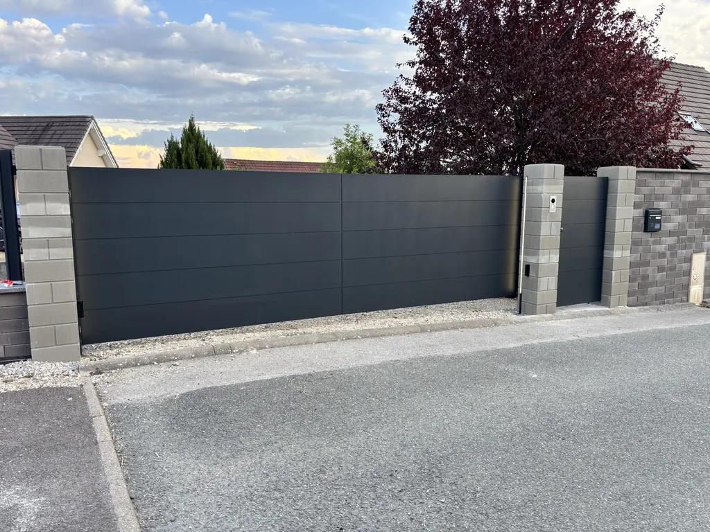 Fourniture et pose à Bourogne d'un ensemble de Clôture aluminium gris 7016 fabrication française – SB CONCEP T
