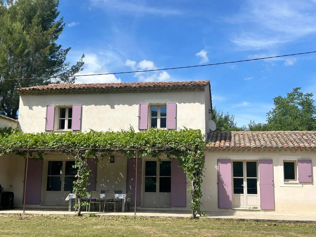 Remplacement de volet battant aspect provençal en aluminium RAL 4009 à Saint Martin de Castillon dans le Luberon