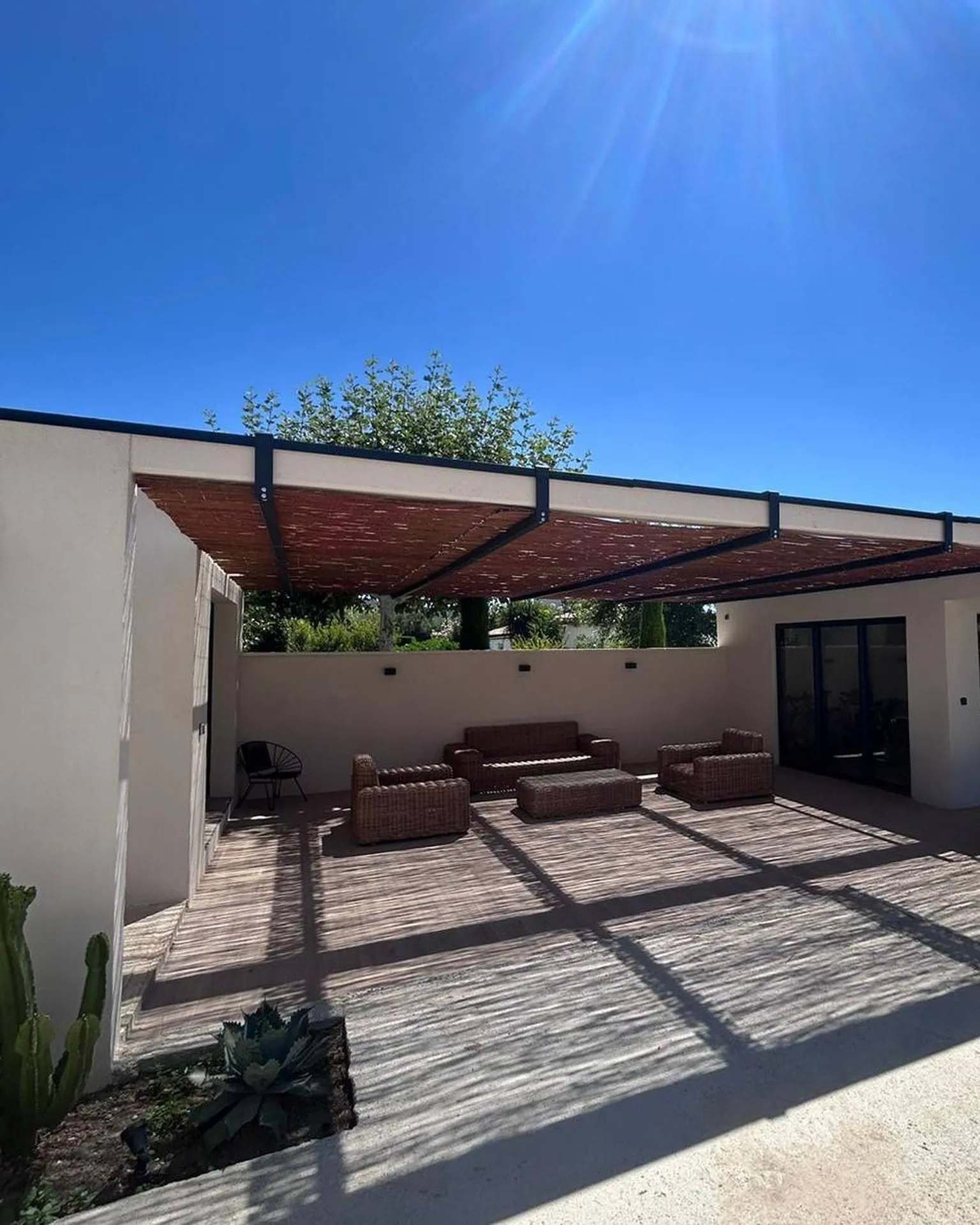 Création et pose d'une pergola sur mesure par les experts Carré Vert à Aix-en-Provence 13090, pour un extérieur élégant et fonctionnel