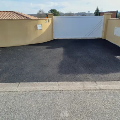 création plate-forme pour a grandissent maison et création chemin et parking en enrobé noir à chaud diamètre 0,10 sur 250m2