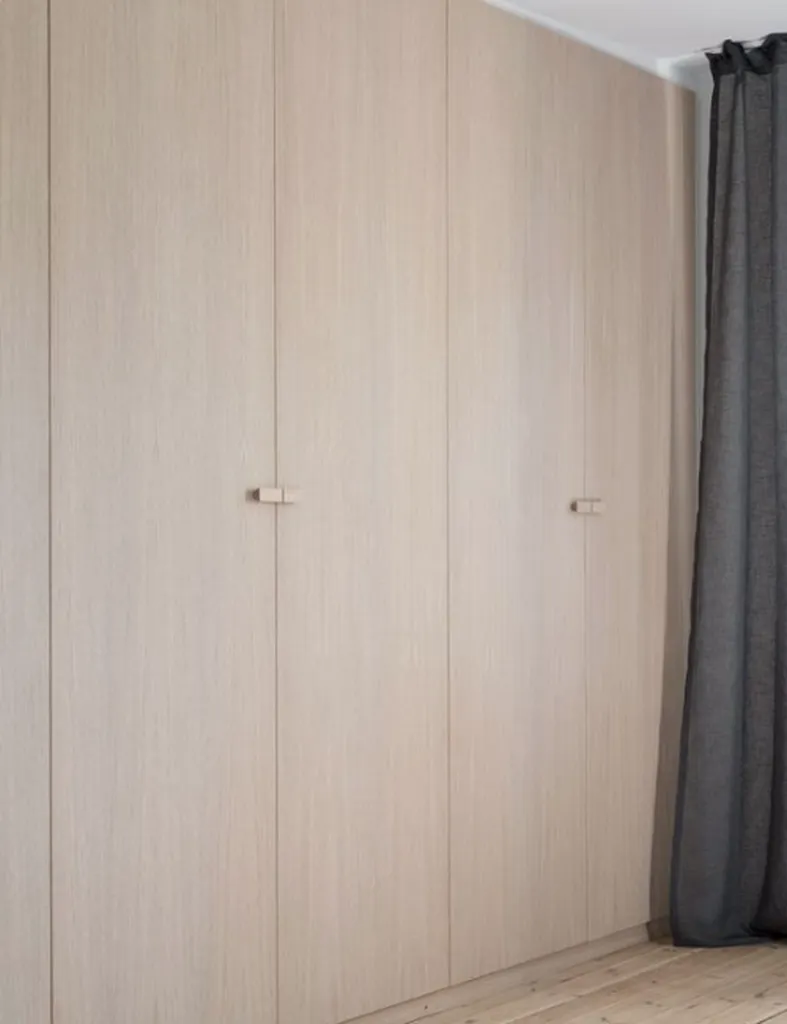 des placards bois sur mesure avec portes coulissantes ou portes battantes