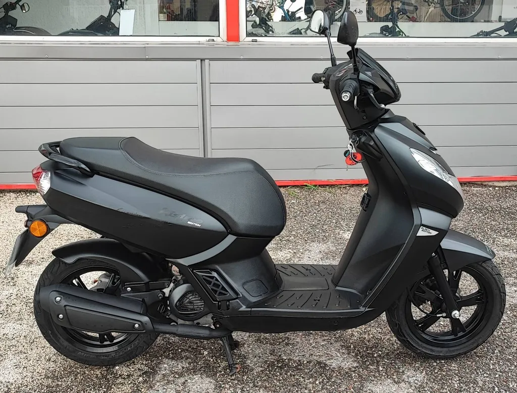 PEUGEOT KISBEE BLACK EDITION  50cc DU 08/2023 AVEC 7100 KMS.