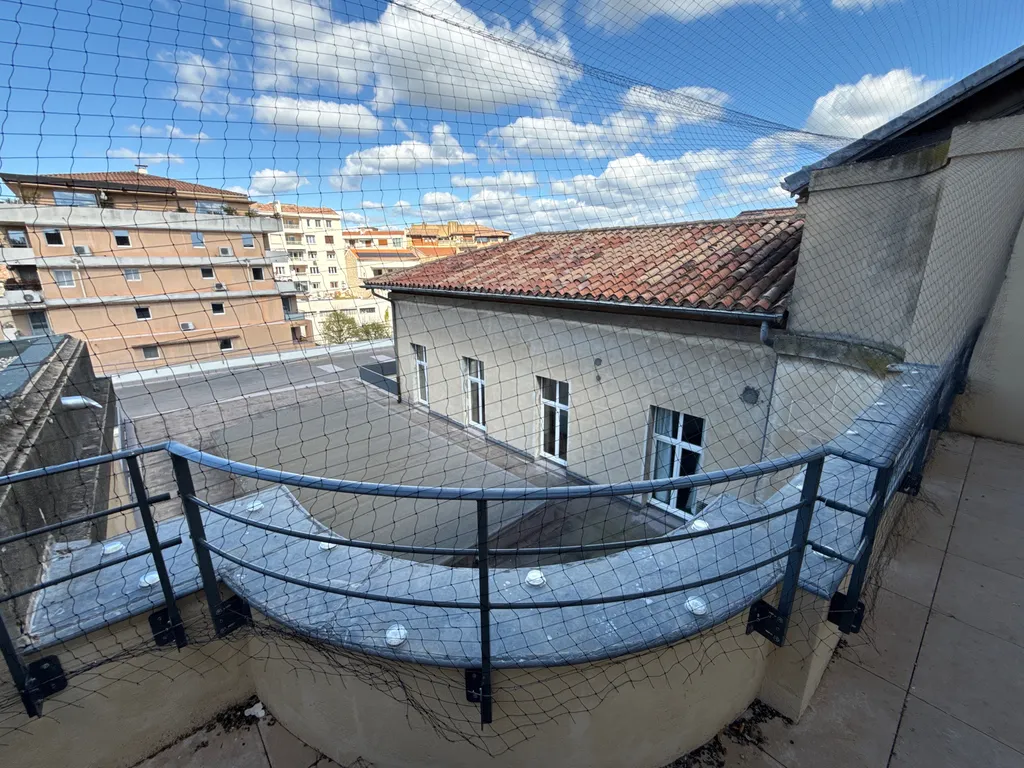 Pose de filet et coupelles Bird Free sur les terrasses des appartements du Crédit Agricole de Cavaillon dans le Vaucluse