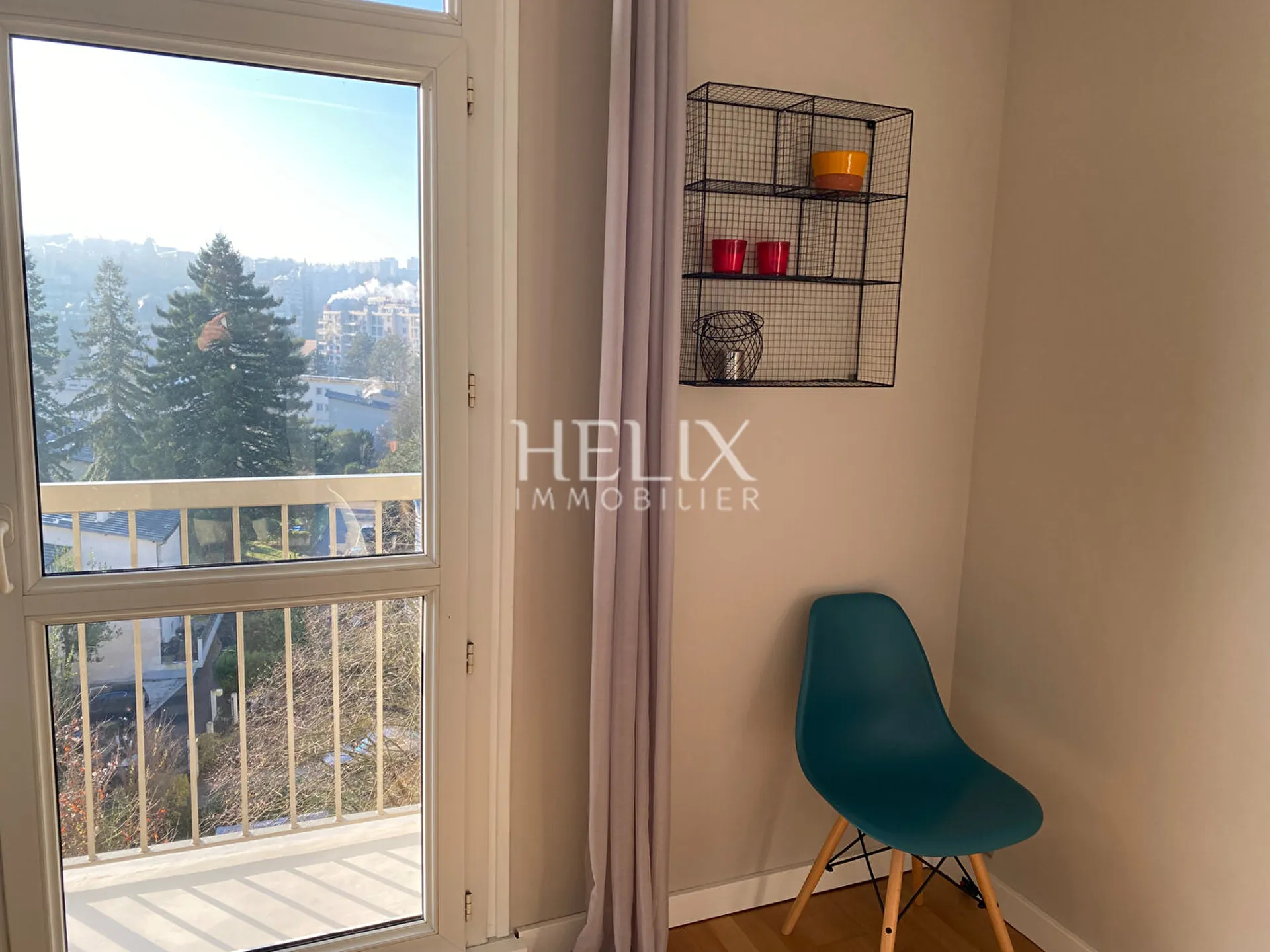 Le Pecq Rive gauche, appartement meublé en étage élevé avec ascenseur et balcon 