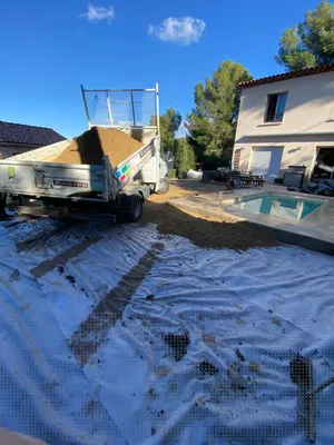 Réalisation de la couche de fond de forme avant pose du gazon à Vallauris