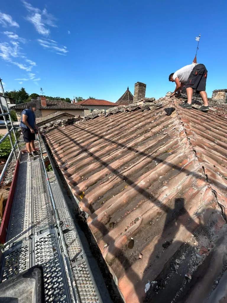 Pose d’un écran sous toiture pare-vapeur pour garantir l’étanchéité et la protection de la charpente
