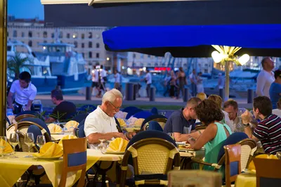 Restaurant pour groupes touristiques à Marseille Vieux-Port avec menu dédié et service rapide chez L’Hippocampe