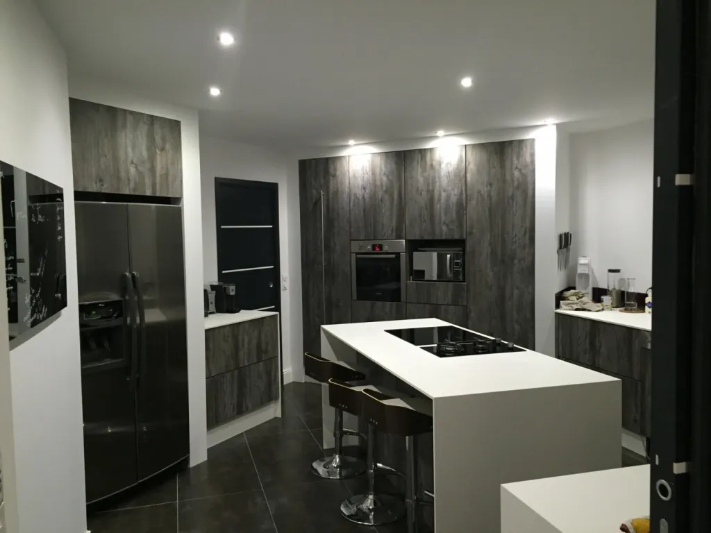 cuisine sur mesure en Corian et bois massif