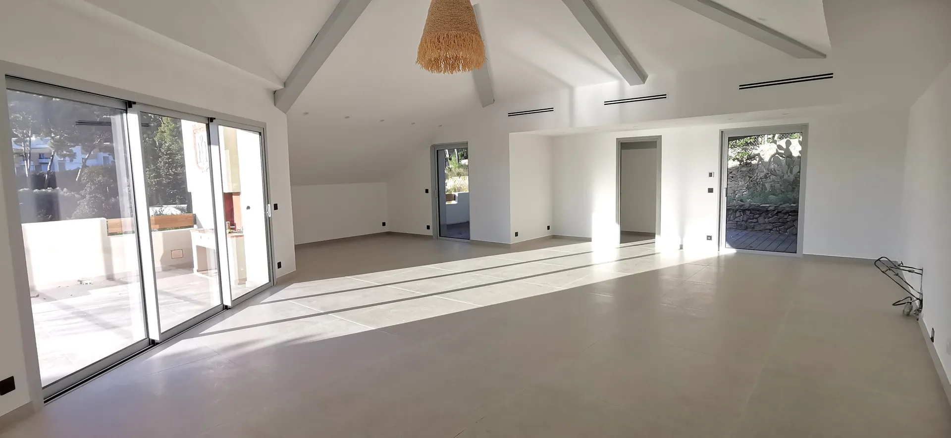 Vente maison entièrement rénovée Cassis centre quartier recherché avec grand garage, terrasses, piscine et appartement T2 indépendant